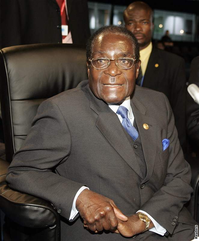 Robert Mugabe znárodnil farmy bílých farmá. Prosperující zemi tak dovedl ke krachu