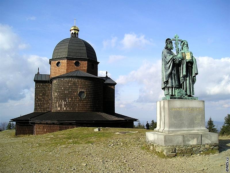 Cíl turistických výlet na Radhoti - devná kaple a sousoí slovanských vrozvst
