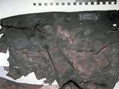 Zbytky kalhot nalezených u ostatk nedaleko Budevsi.