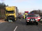 Ke sráce dvou kamion s pipletlo i osobní auto. Ilustraní foto