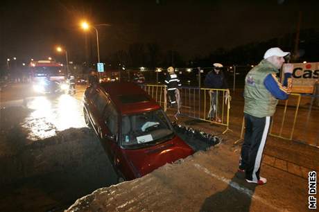 Policie zatím neví, jestli idika znaení pehlédla a nebo nebyl výkop dobe zabezpeen.