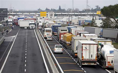 idii kamion zablokovali dálnici A1 severn od íma.