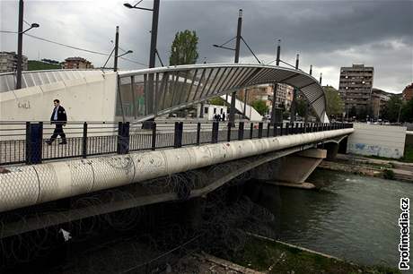 Most pes eku Ibar rozdluje srbskou a albánskou ást Kosovské Mitrovice