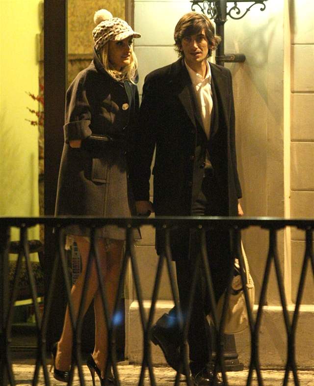 Tereza Maxová odchází s pítelem z klubu Lávka
