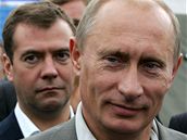 Dmitrij Medvedv za Vladmirem Putinem. V beznu uvidíme, zda fotografie vyjaduje i politické následnictví