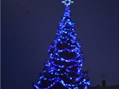 Mode osvtlený vánoní strom v Jihlav.