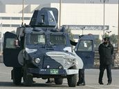 Policisté s obrnným vozidle hlídkují poblí prezidentského sídla v Islámábádu.