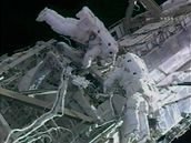 Kosmonauti prohlédnou panel na pravé stran ISS, protoe ho zejm zasáhl kosmický odpad.