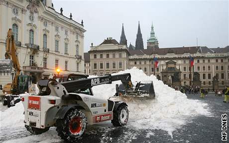 píprava snhu pro becké závody na Praském hrad