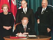esk republika, Polsko a Maarsko jako prvn ti zem bval Varavsk smlouvy vstupuj do NATO, 12. 3. 1999.