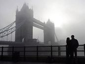 Hustá mlha zkomplikovala pílet desítek tisíc lidí na vánoce do Londýna.