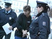 Policie pivádí Antonii Svatoovou k ústeckému soudu, který rozhodoval o její vazb.