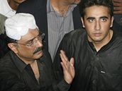 Vdovec po Bhuttové Ásif Alí Zardárí (vlevo) a jeho syn Bilavál Zardárí.