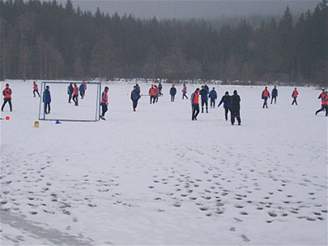 Olomoutí hrají fotbal na rybníku