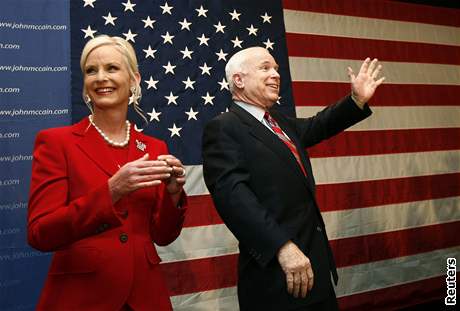 John McCain s manelkou Cindy na jednom z mítink.