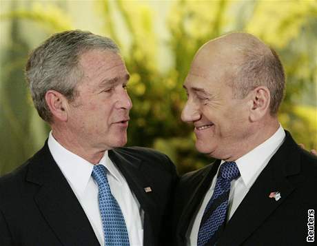 George W. Bush (vlevo) vyzval premiéra Ehuda Olmerta ke zruení idovských osad, zaruil vak také bezpenost Izraele.