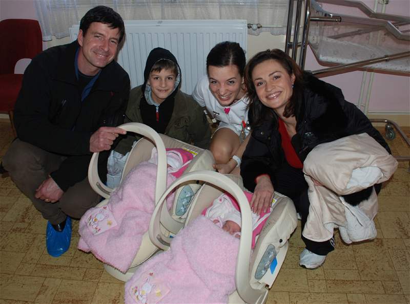 Hanka Kynychová s rodinou a zdravotní sestrou pi odchodu z porodnice