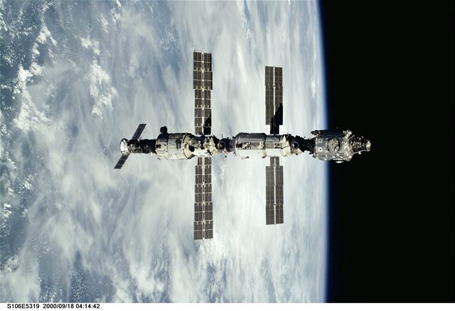 Stanice pi píletu mise STS-106 (shora Progress M1-3, Zvezda, Zarja, Unity)