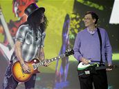 Kytarista Slash, hraje na CES 2008 s Billem Gatesem, který drží kytaru napojenou na Xbox a využívající program Guitar Hero III Kytarista Slash, hraje na CES 2008 s Billem Gatesem, který drží kytaru napojenou na Xbox a využívající program Guitar Hero III
