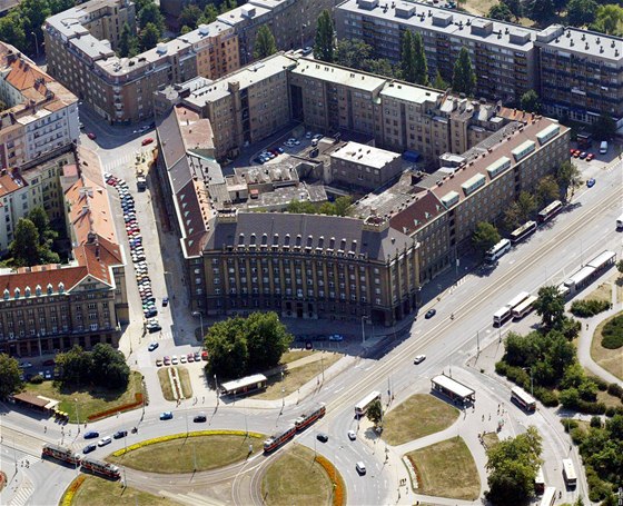 V erných fondech se za tyi roky nashromádilo 17,5 milionu korun na luxusní dary, horská kola, lyaské vybavení a zahradní techniku pro generály.