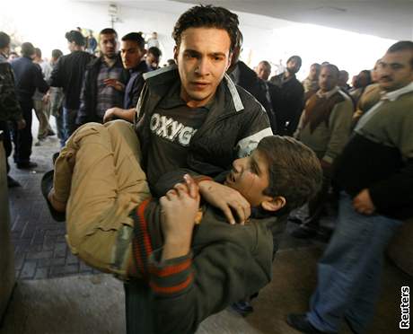 Palestinec nese chlapce zranného pi izraelském útoku