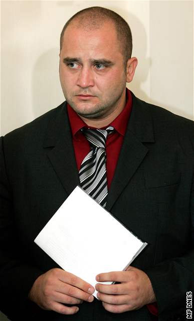 Odsouzený Radek Kurdiovský u soudu ve áe nad Sázavou.