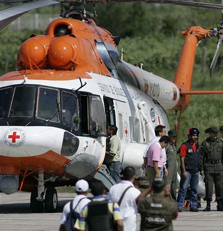 Pro rukojmí letl venezuelský vrtulník v barvách erveného kíe.
