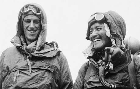 Edmund Hillary a Tenzing Norgay na snmku pozenm v ervnu 1953, zhruba msc po zdoln Mount Everestu.