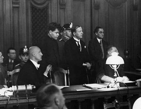 Marinus van der Lubbe (stojící vlevo) ped soudem v roce 1933.
