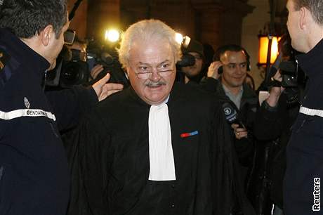 Francouzský právník Soulez-Lariviere obhajoval u soudu francouzský ropný gigant Total.