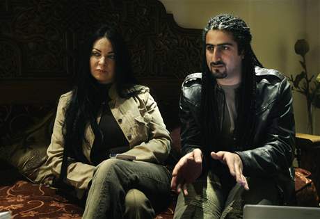 Nejmladí ze ty synu Usámy bin Ládina Umar se svou enou Jane Felix-Browneovou