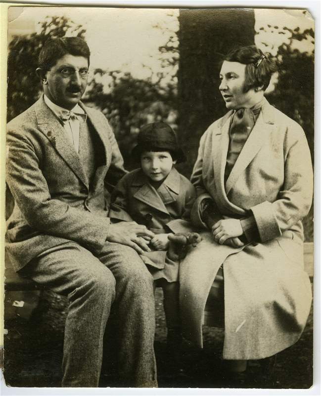 Rodina Langshurova - otec Sigmund, matka Erna a syn Hugo