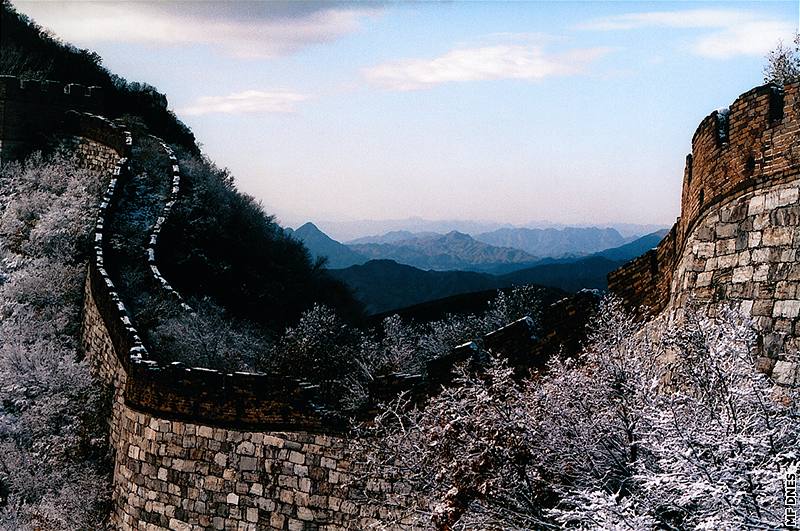 Trosky Velké zdi se táhnou po vysokých kopcích severn od Pekingu. Její ásti pohlcuje divoká píroda, majestátní siluetu vak bude vidt jet za stovky let.