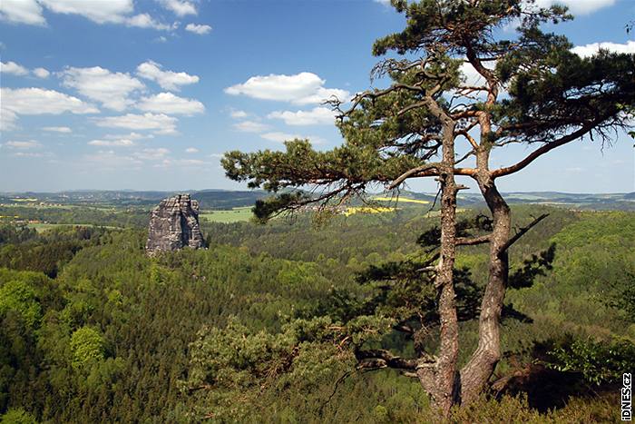 Skalní msto Schrammsteine. Z vyhlídky je úchvatný pohled na skalní ve Hoher Torstein, tyící se nad kaonem Labe.