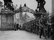 Nmetí vojáci pochodují po okupaci v beznu 1939 na Praský hrad.