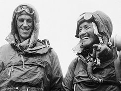 Edmund Hillary a Tenzing Norgay na snmku pozenm v ervnu 1953, zhruba msc po zdoln Mount Everestu.