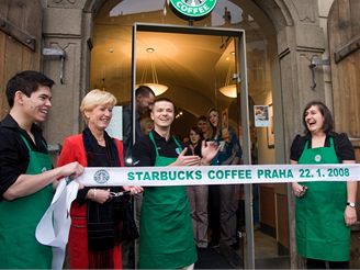 Prvn kavrna Starbucks otevela pro sv zkaznky 22. ledna v 9:00.