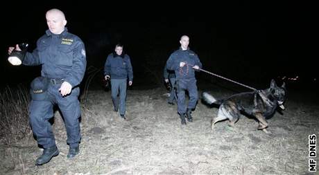 Turistu hledalo 34 záchraná, policisté a psovod. Ilustraní foto.