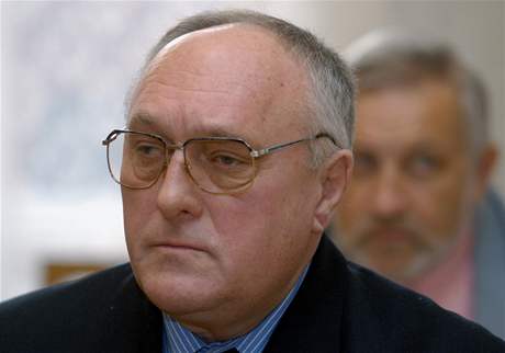 Pavel Minaík u brnského soudu (25.1.2008)