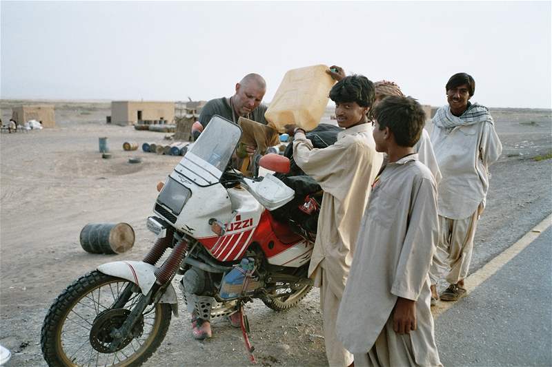 Motovýprava do Indie: Pakistánská benzinka