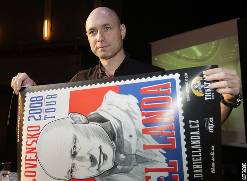 Daniel Landa s plakátem k turné eskoslovensko 2008