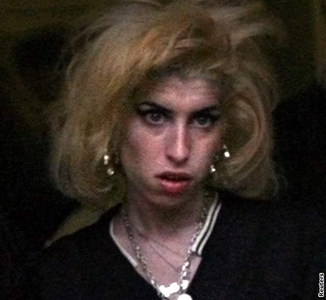 Amy Winehouse po soudním slyení svého manela v Londýn