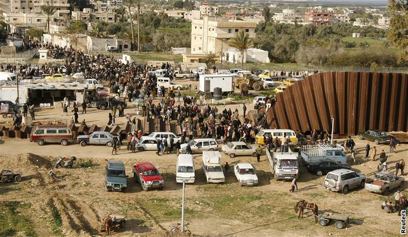 Palestinci vyrazili do Egypta nakupovat základní potraviny, benzin i cigarety. Poté se vracejí zpátky do Gazy.