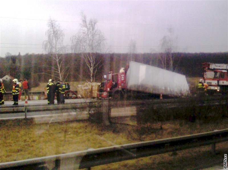 Nehoda autobusu a kamionu zablokovala dálnici D11