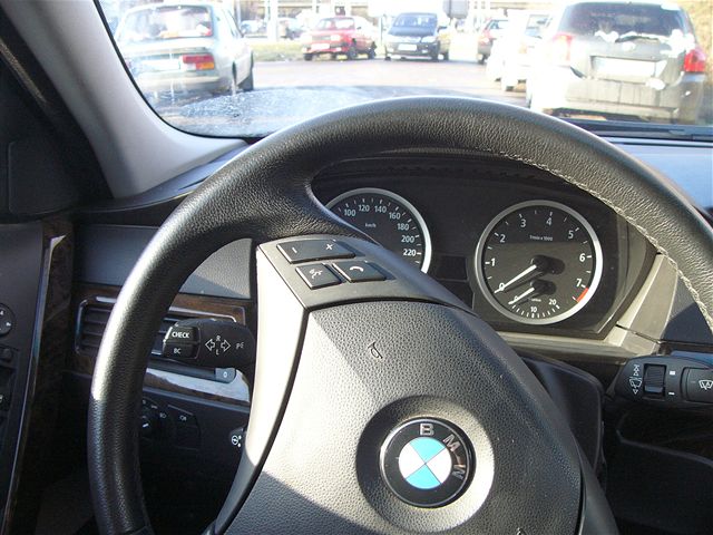 Multimediální automobil BMW 530i