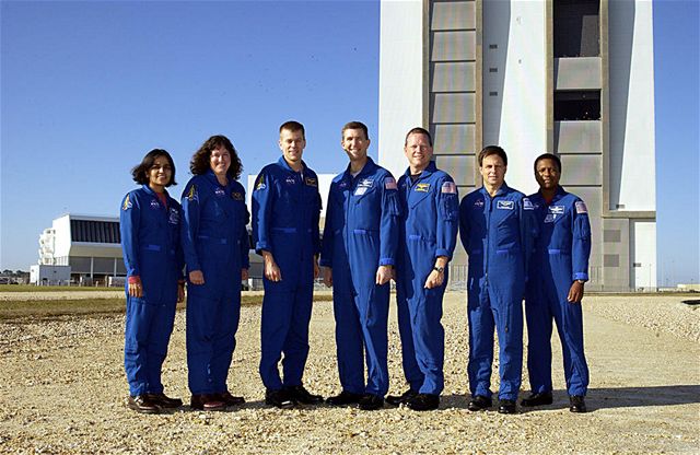 Posádka Columbie na kosmodromu. Zleva K. Chawlaová, L. Clarková, W. McCool, R. Husband, D. Brown, I. Ramon a M. Anderson