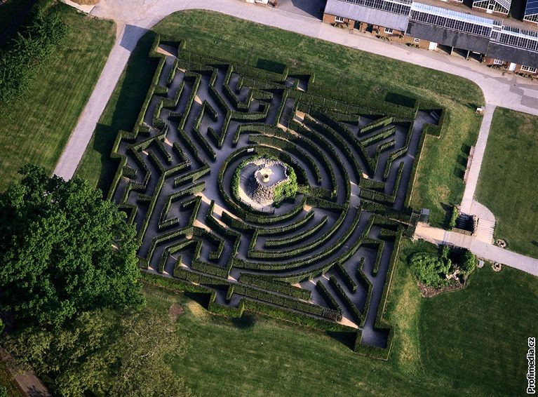 Leeds Castle v Anglii patí k nejkrásnjím hradm na svt.