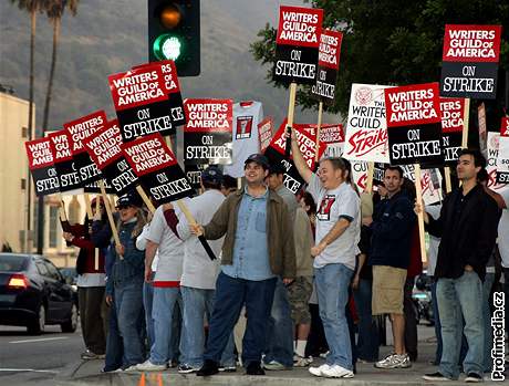 Scénáristé stávkují ped studiem Warner Bros. v kalifornském Burbanku. Listopad 2007.