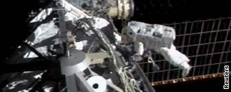 Posádka ISS bhem oprav ve volném kosmu