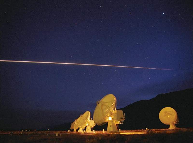 Sestup raketoplánu Columbia nad Kalifornií. (1. února 2003) Pi sestupu...